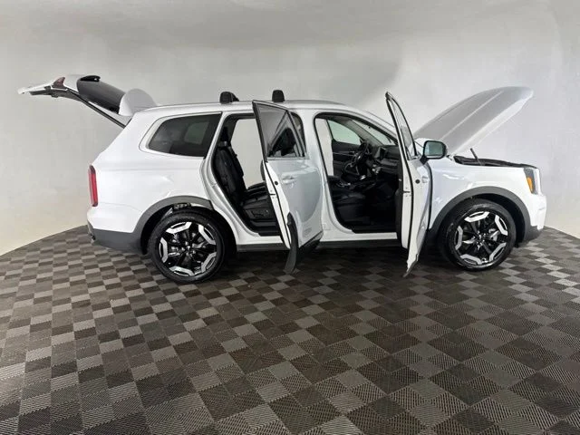 Used 2025 White Kia S image 15