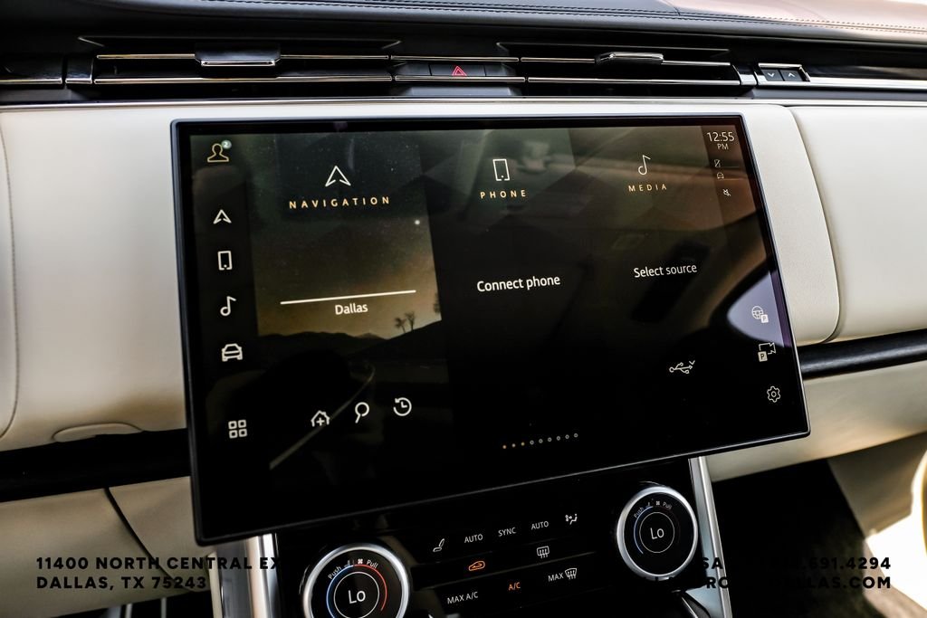 Used 2022 White Land Rover SE image 27