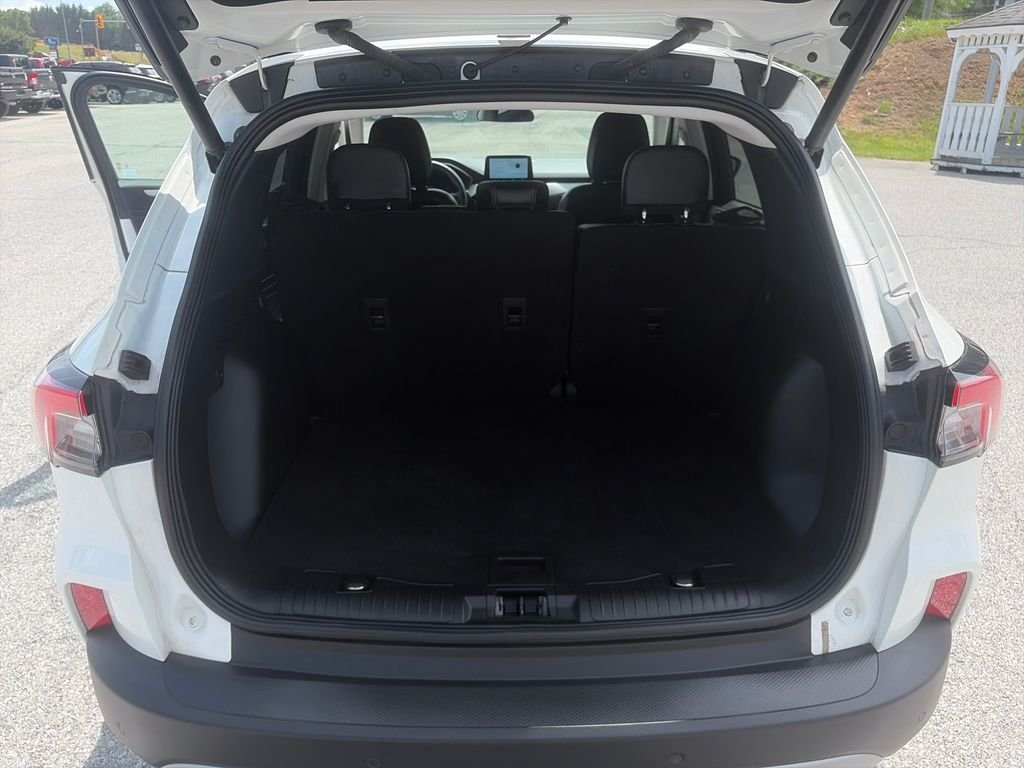 Used 2022 White Metallic Ford SEL image 22