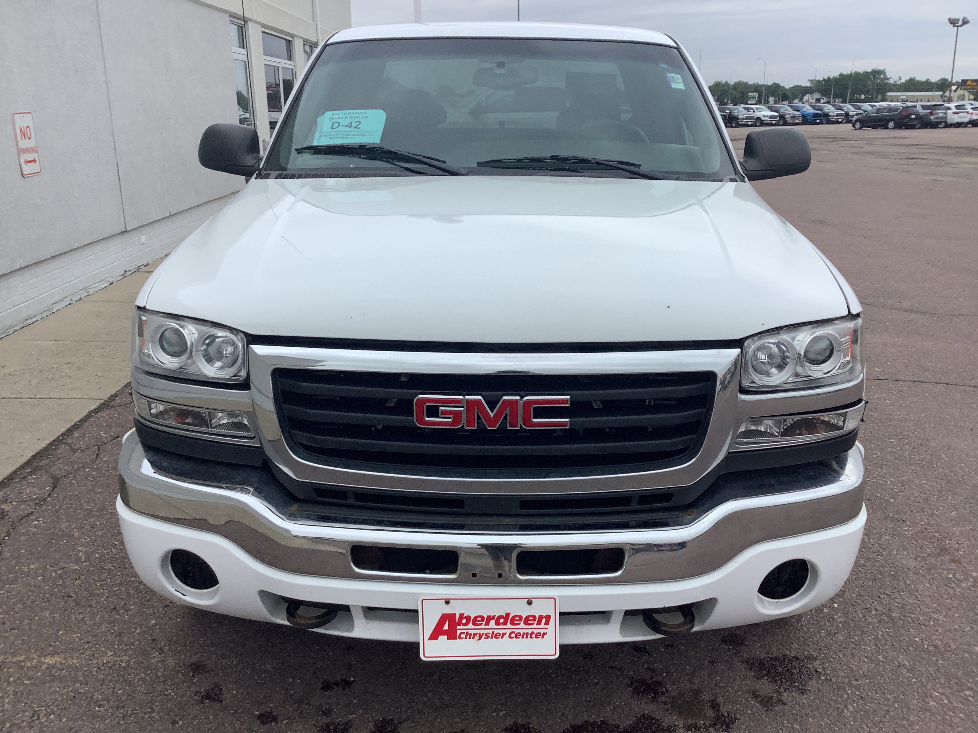 Used 2004 White GMC SLE image 3