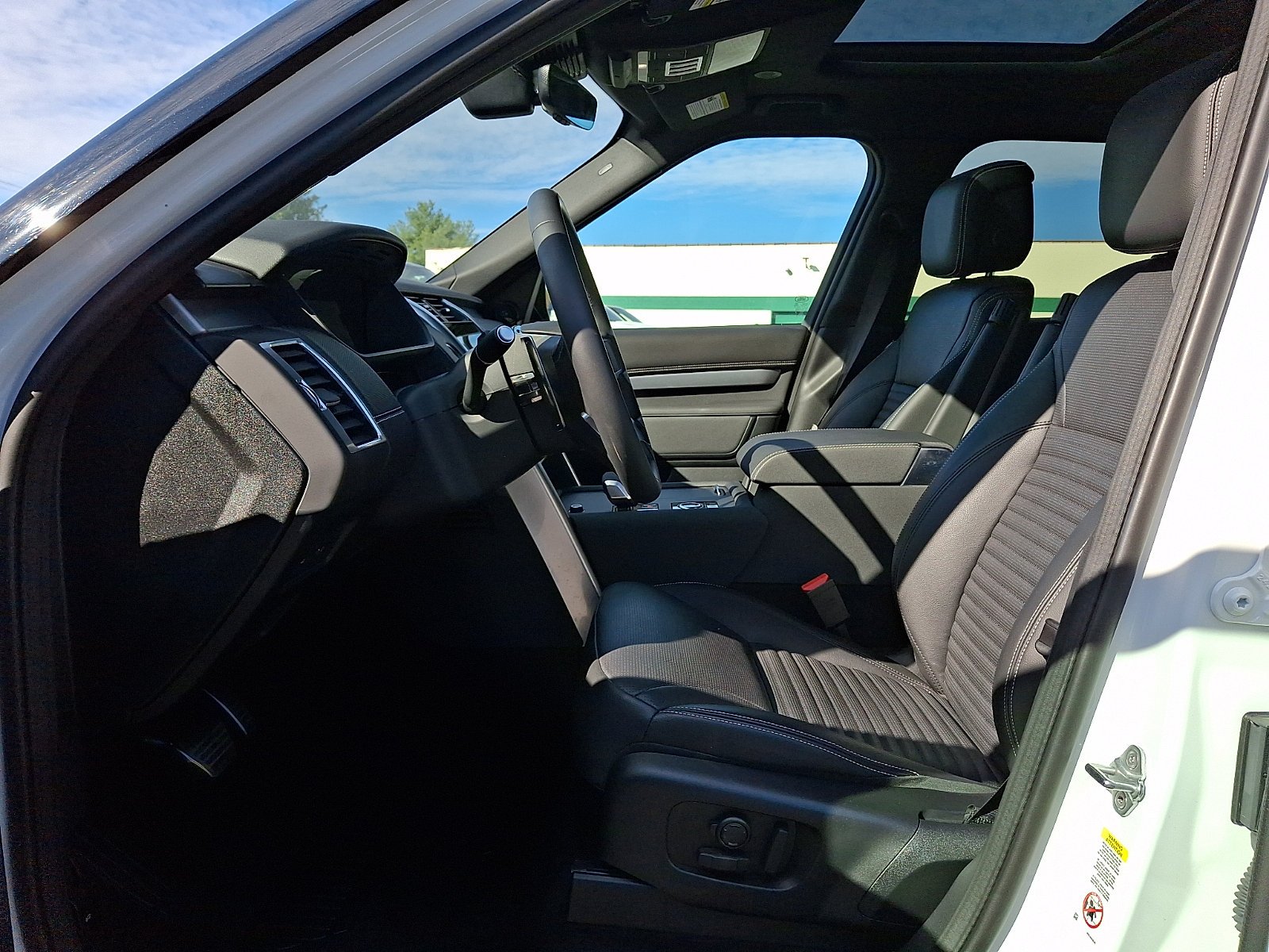 Used 2025 Fuji White   1Aa Land Rover Dynamic SE image 26