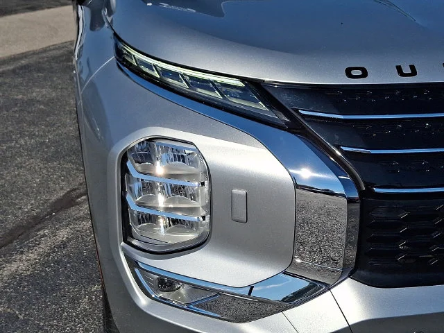 Certified Used 2023 Silver Mitsubishi SE Special Edition image 9