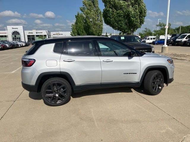 New 2026 Silver Zynith Metallic Clear-Coat Exterior Paint Jeep Limited Altitude image 4