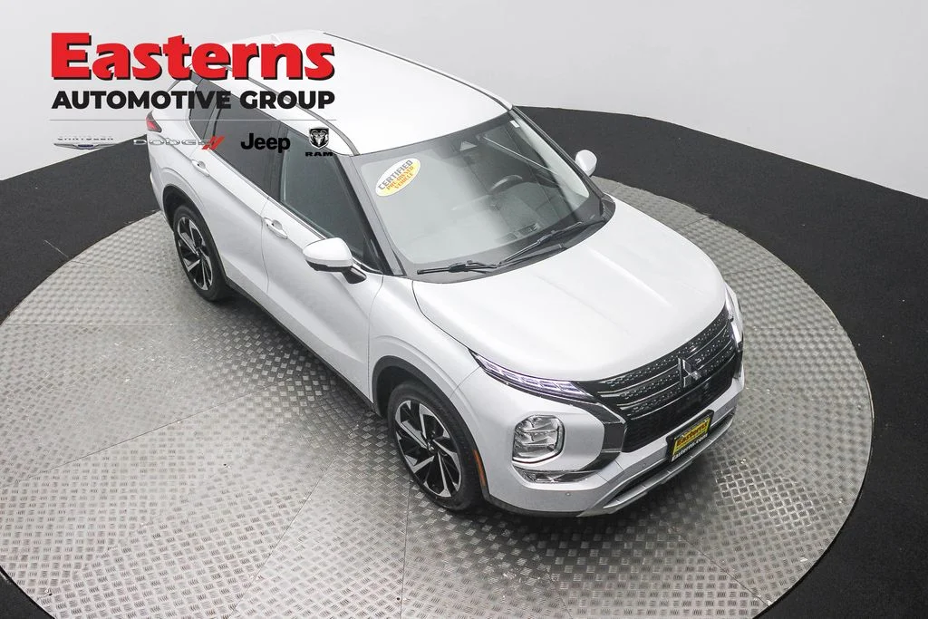 Used 2022 White Mitsubishi SE image 3