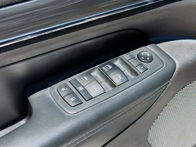 Used 2019 Diamond Black Crystal Pearlcoat Jeep Limited image 23