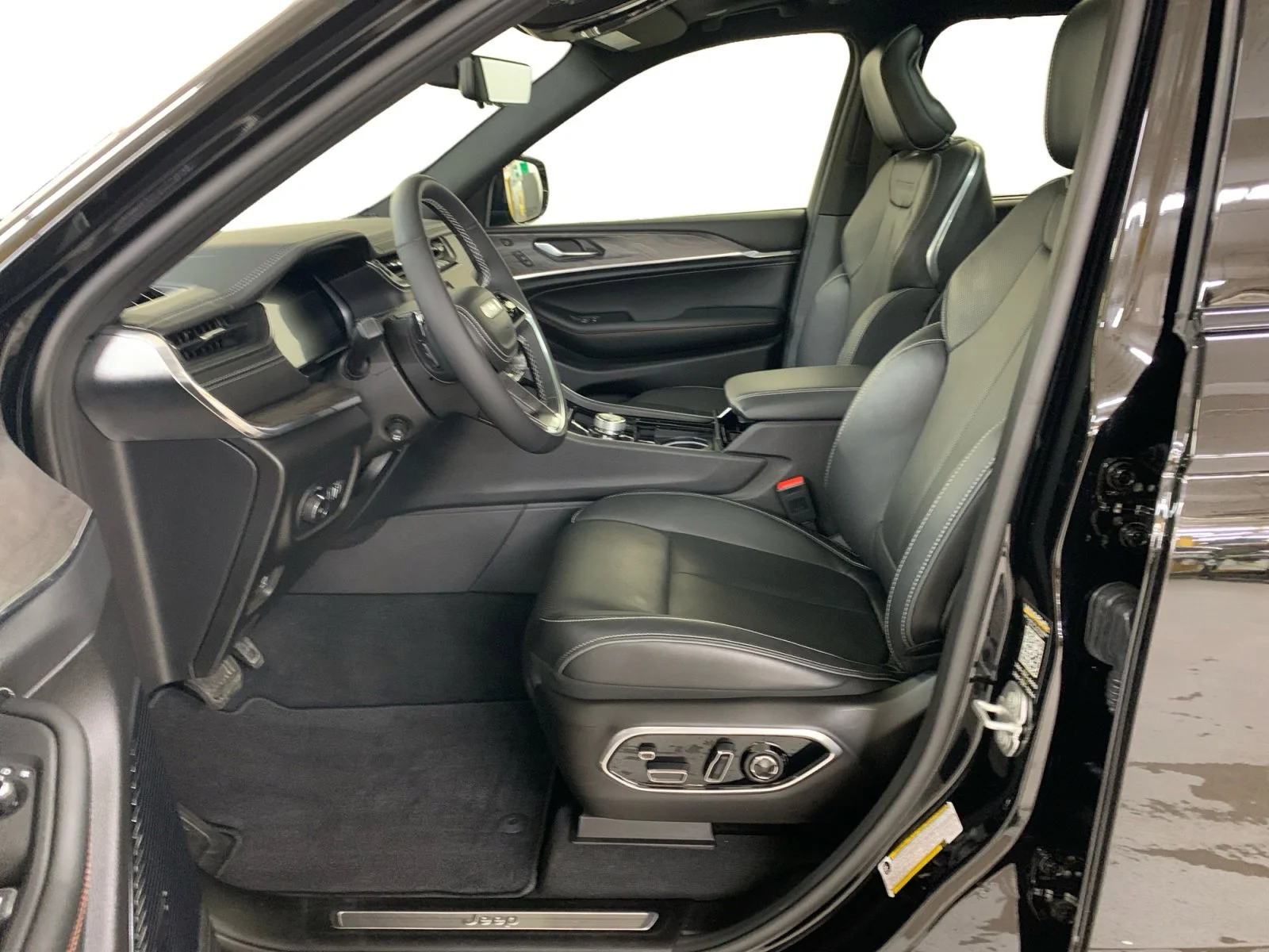 Used 2025 Diamond Black Crystal Pearl Jeep Overland image 10