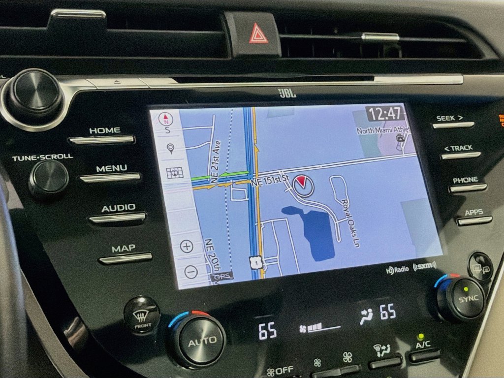 Used 2018 Beige Toyota XLE image 13