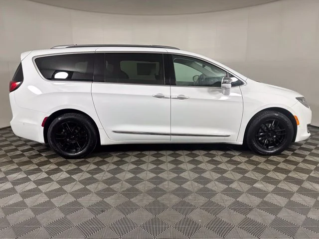 Used 2017 White Chrysler Limited image 2