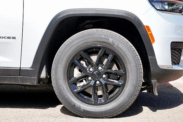 Used 2023 Silver Jeep Laredo image 7