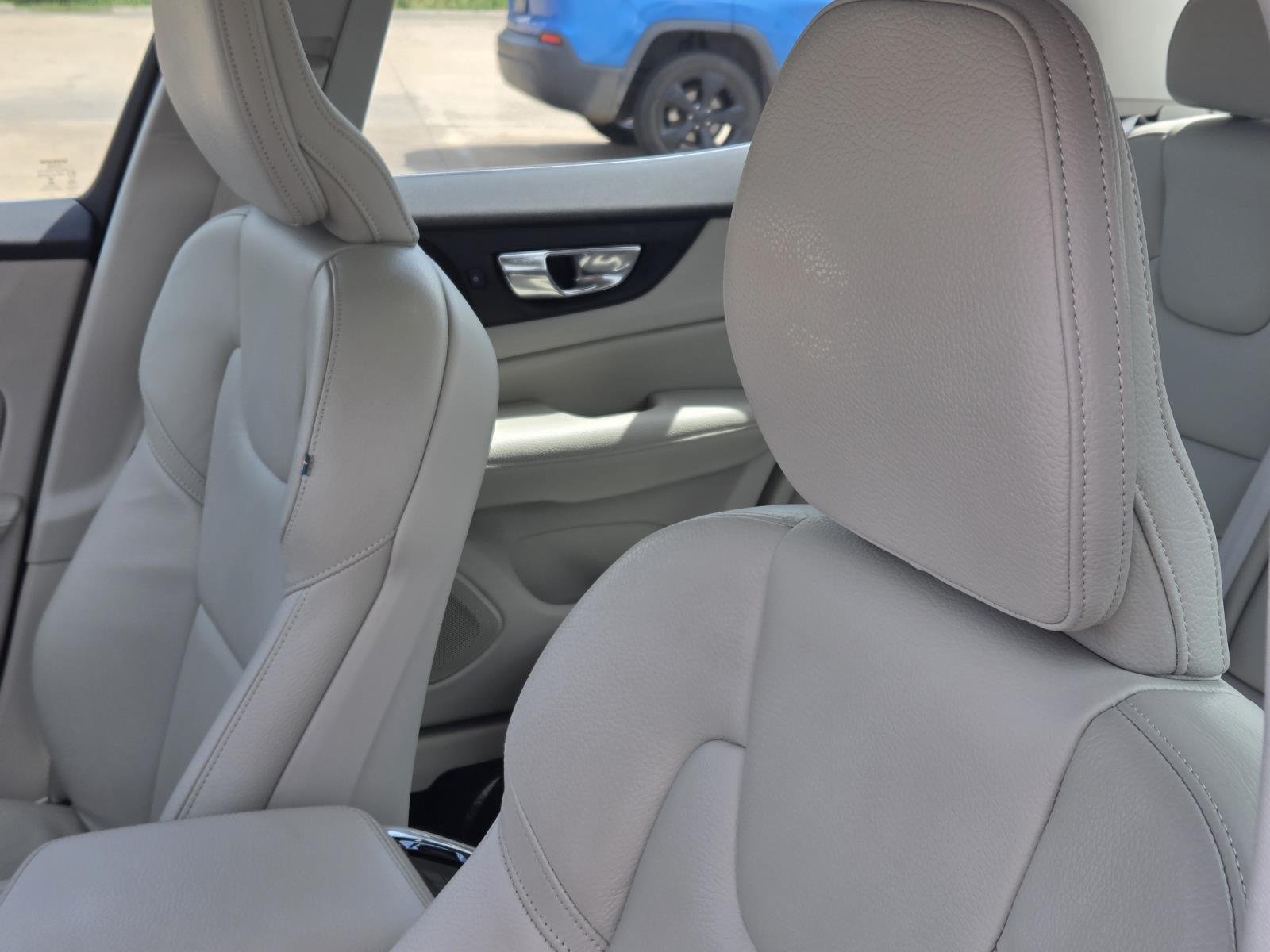 Used 2022 Crystal White Metallic Volvo Inscription image 31
