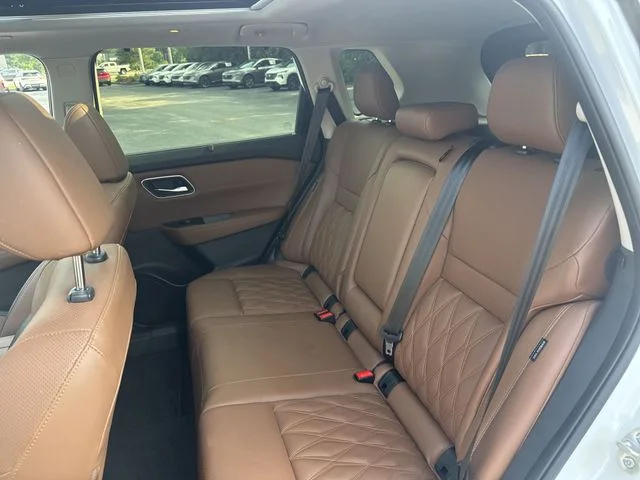 Used 2025 White Nissan Platinum image 15