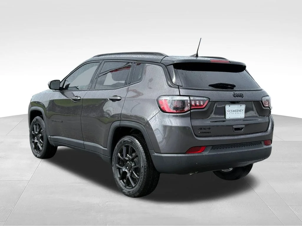 Used 2023 Gray Jeep Latitude image 3
