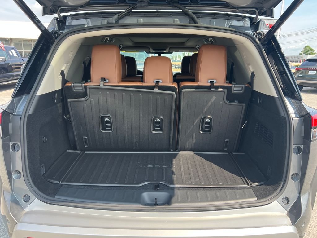 Used 2025 Gray Nissan Platinum image 9