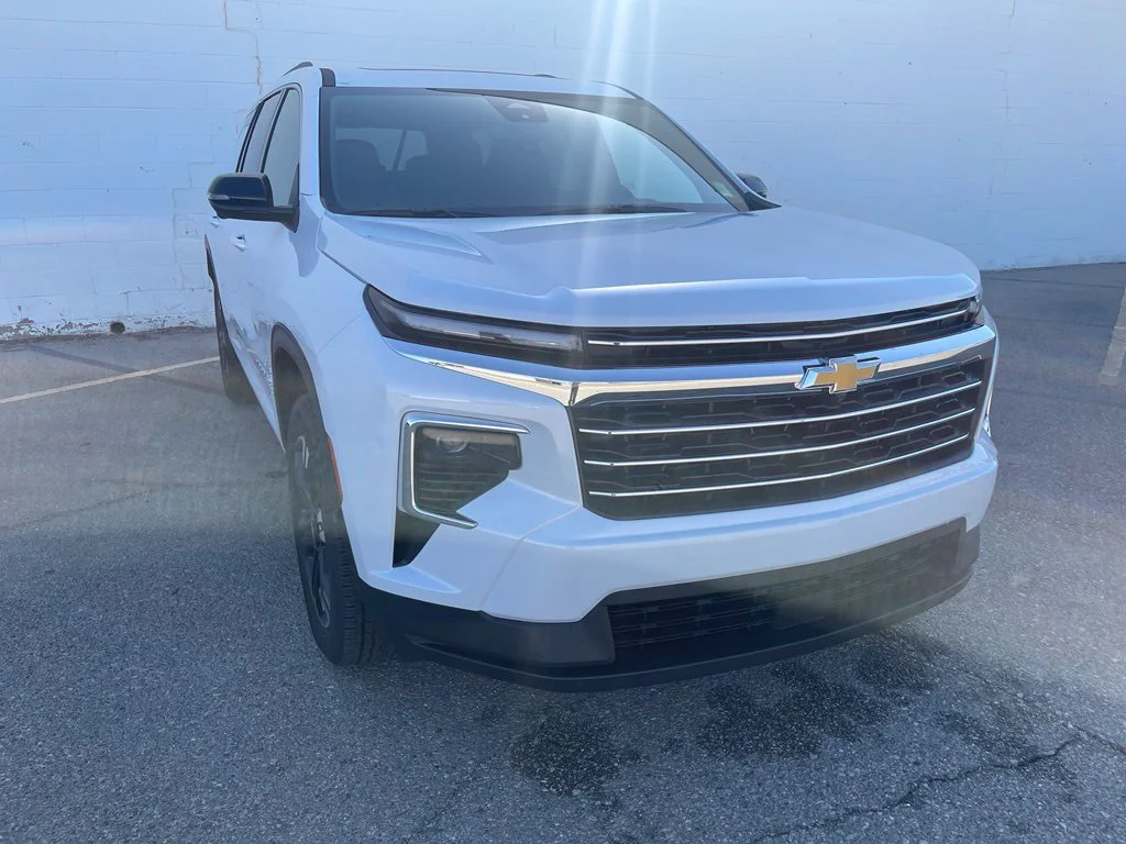 New 2027 Polar White Tricoat Chevrolet LT image 11