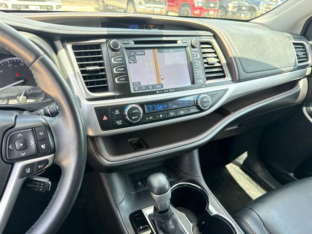 Certified Used 2018 BLIZZARD PEARL Toyota XLE image 16