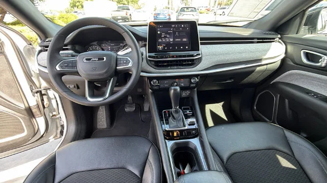 Used 2025 White Jeep Latitude image 18