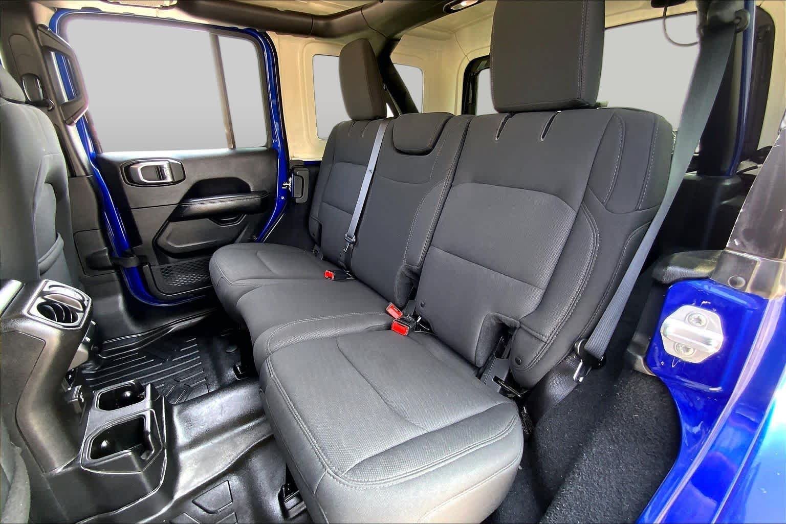 Used 2018 Ocean Blue Metallic Clearcoat Jeep Sahara image 20