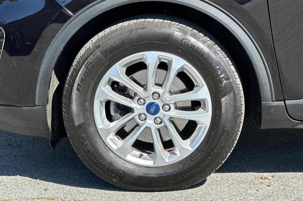 Used 2022 Black Ford SE image 28