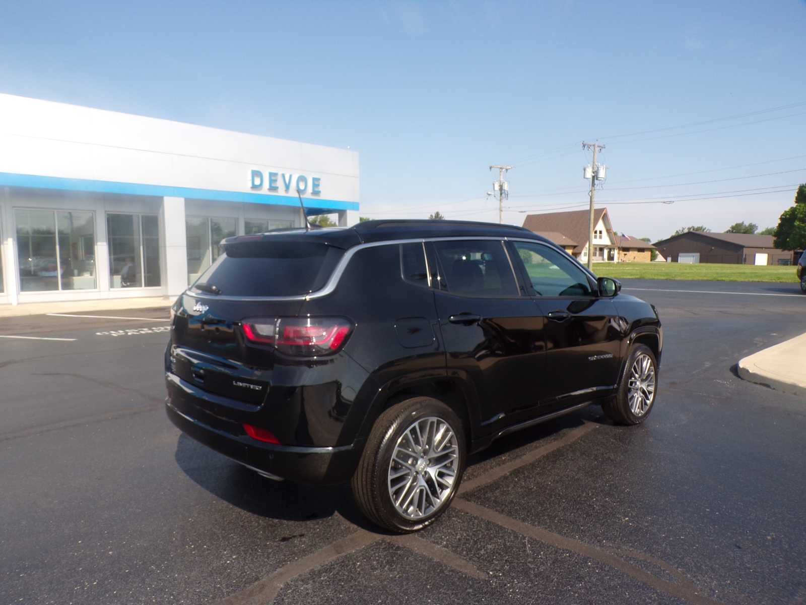 Used 2023 Black Jeep Limited 4x4 image 3