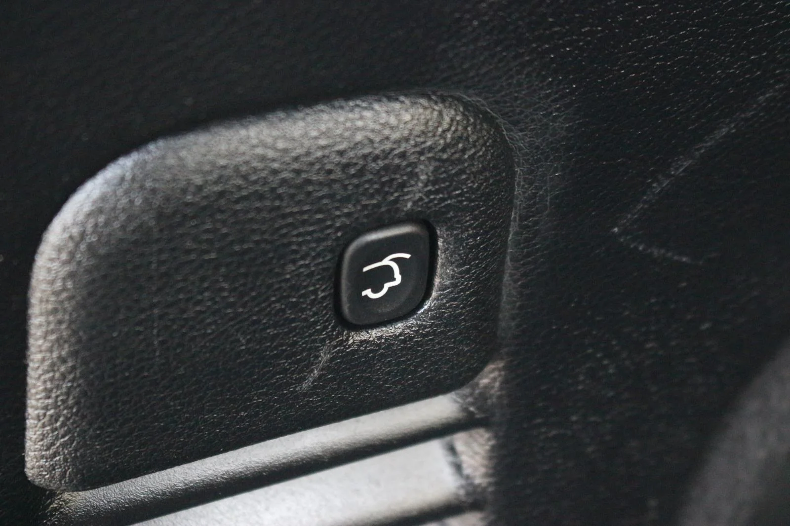 Used 2018 Grey Jeep Overland image 12