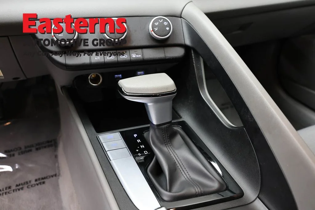 Used 2023 Red Hyundai SE image 13