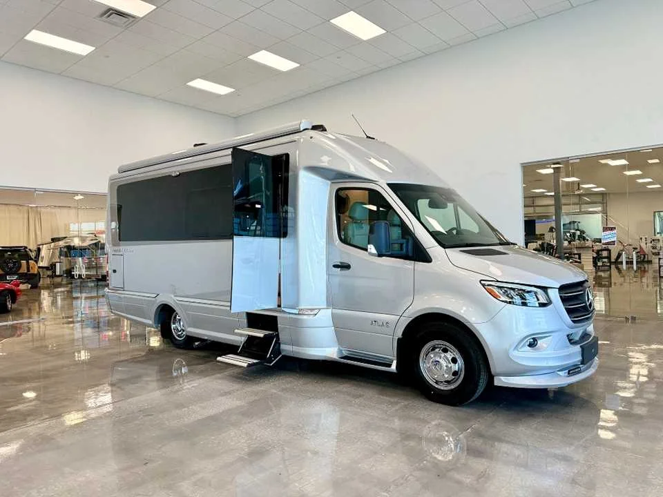 New 2025 Hightech Silver Premium Metallic AIRSTREAM  image 36