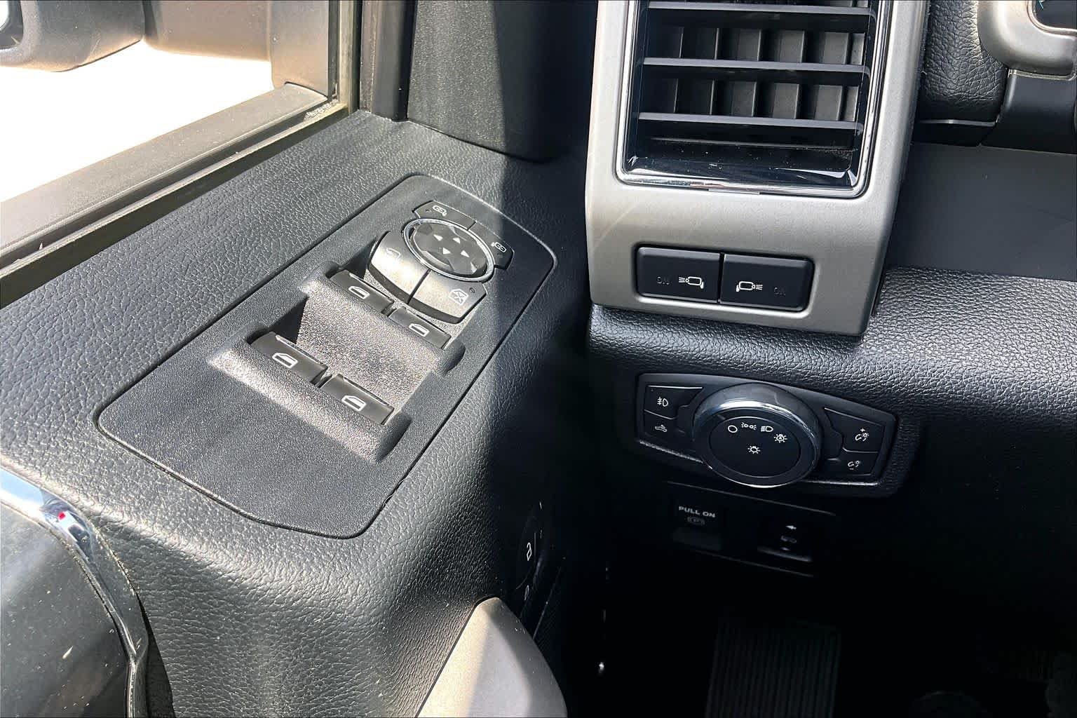 Used 2020 Oxford White Ford LARIAT image 34
