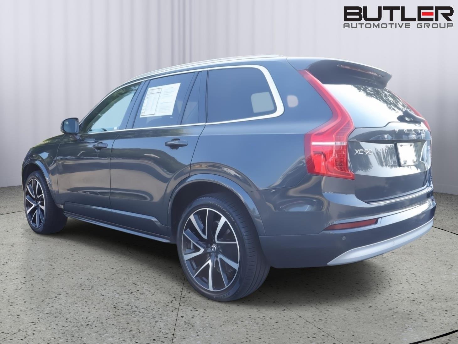 Used 2022 Savile Grey Metallic Volvo Momentum image 4