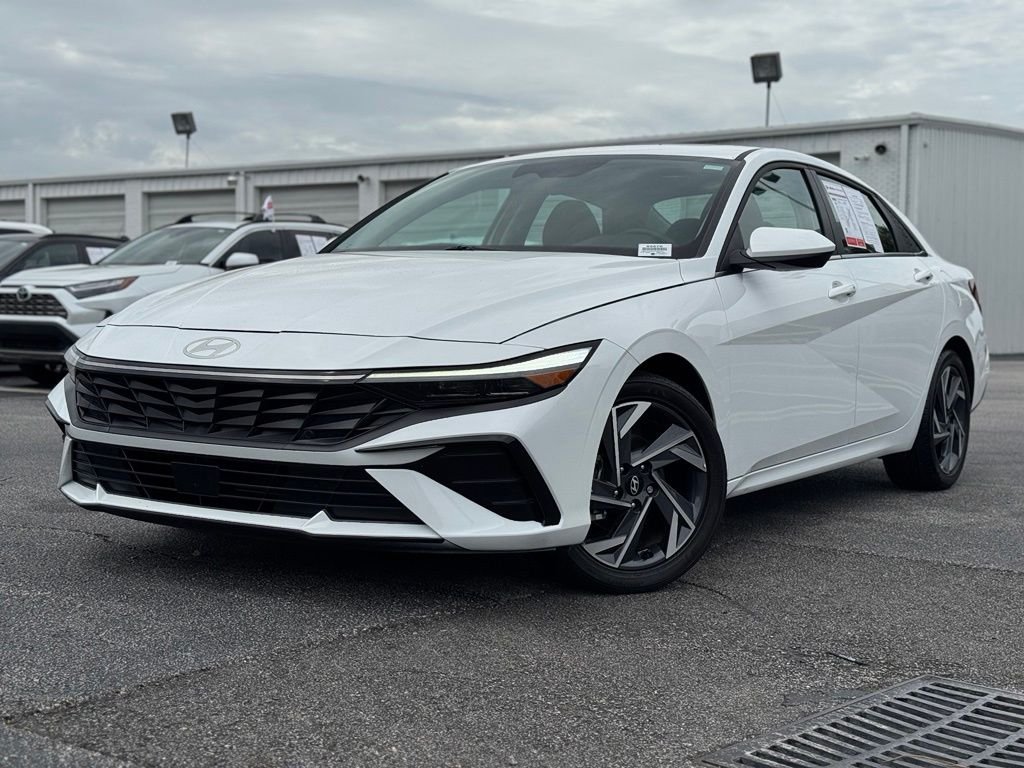 Used 2025 White Hyundai SEL Convenience image 6