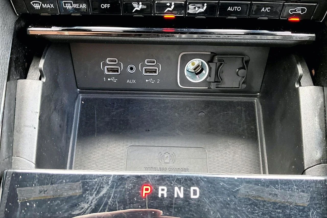 Used 2023 Gray Jeep Altitude image 16
