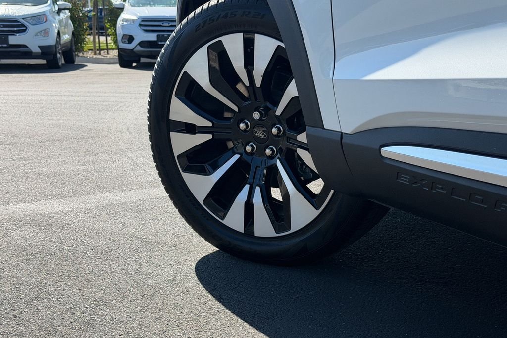New 2026 Star White Metallic Tri-Coat Ford Platinum™ image 9