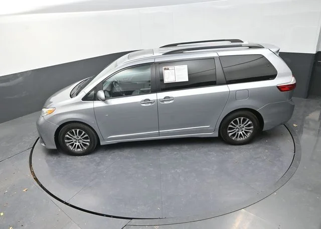 Used 2018 Silver Toyota XLE image 15