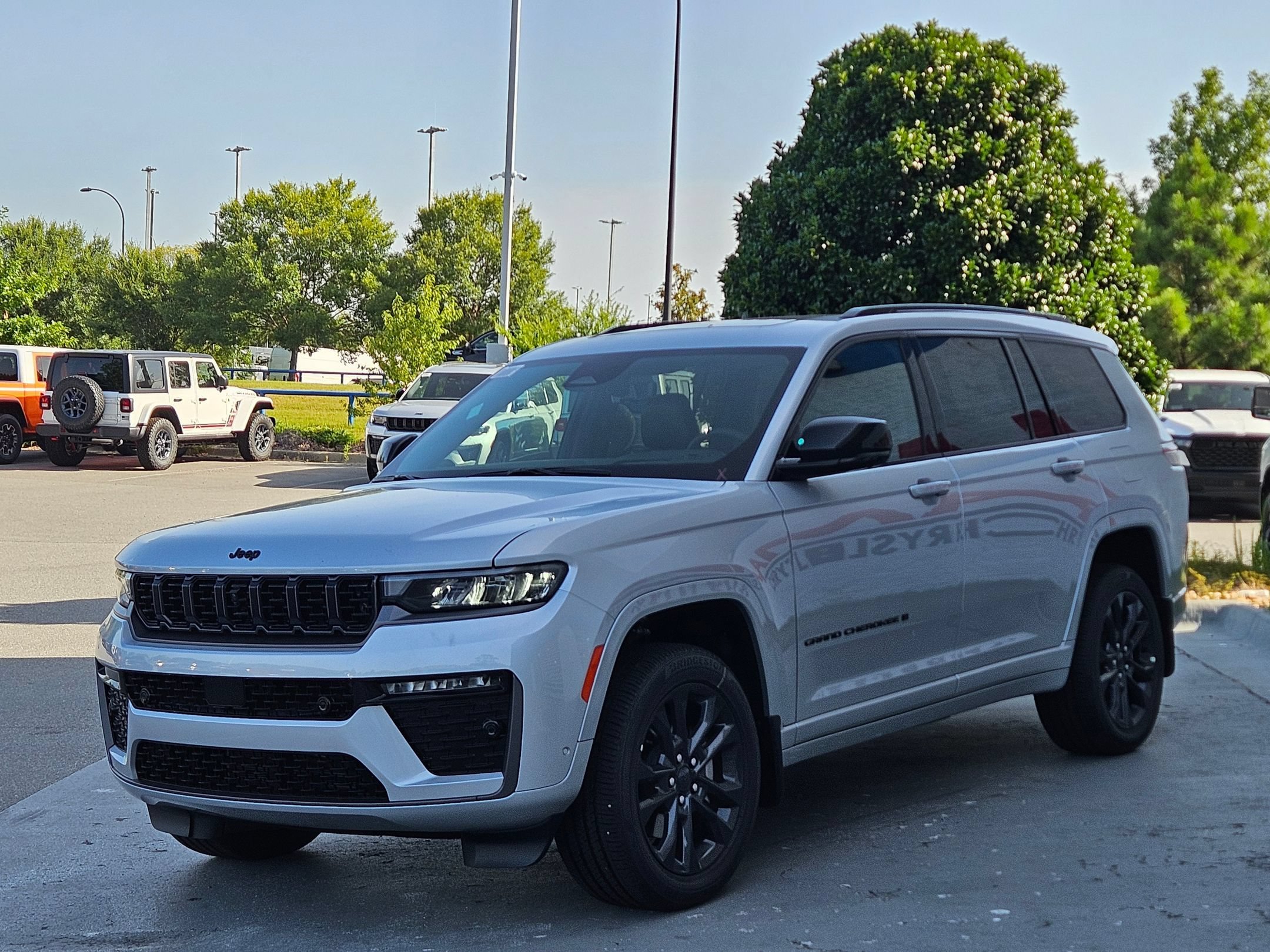 New 2026 Silver Zynith Exterior Paint Jeep Limited Reserve image 3