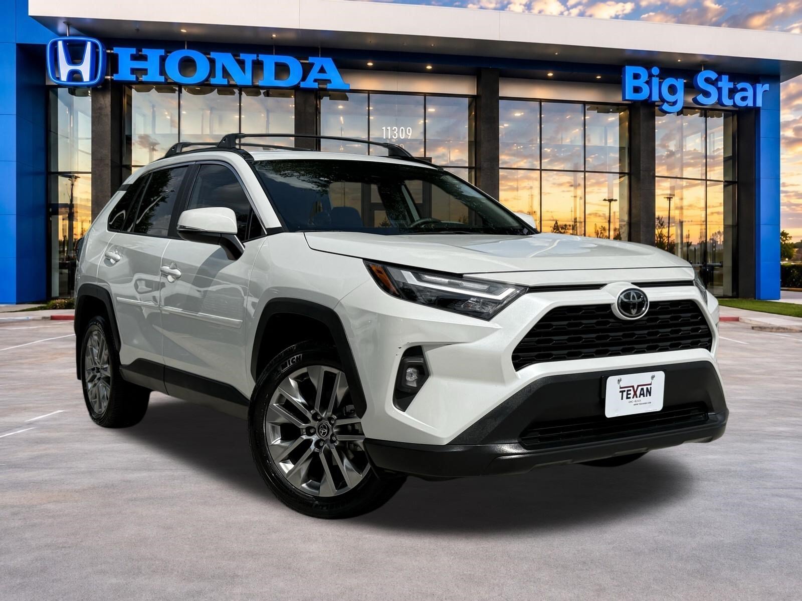 Used 2025 Pearl Toyota XLE Premium image 1