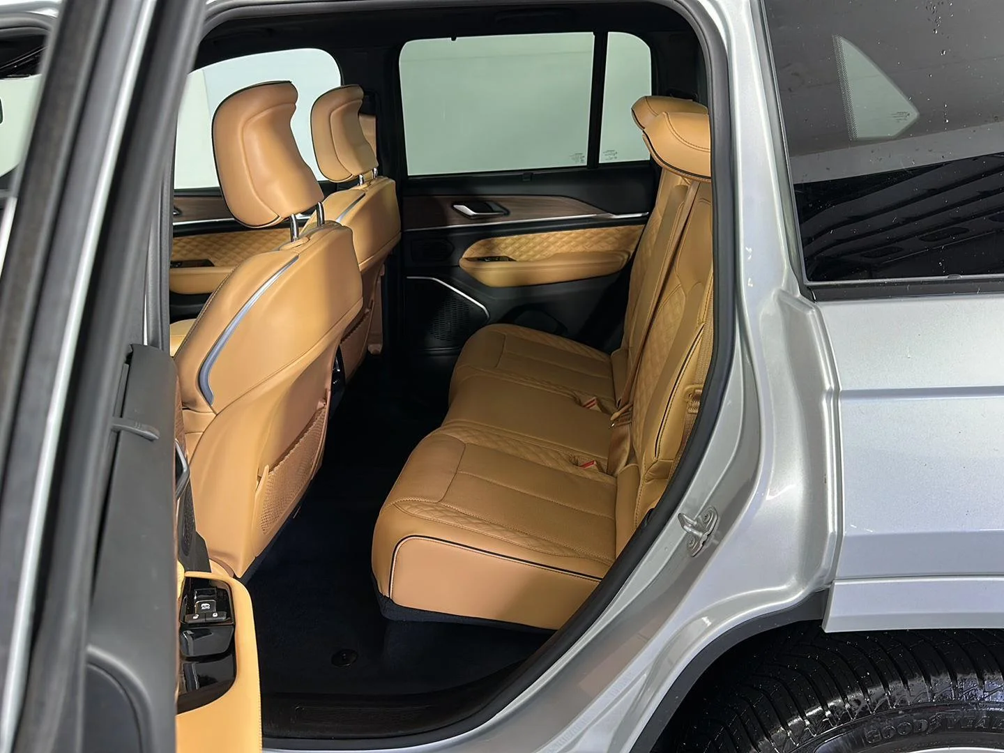 Used 2023 SILVER ZYNITH Jeep SUMMIT image 29