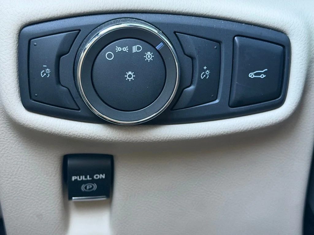 Used 2016 Black Lincoln Select image 32