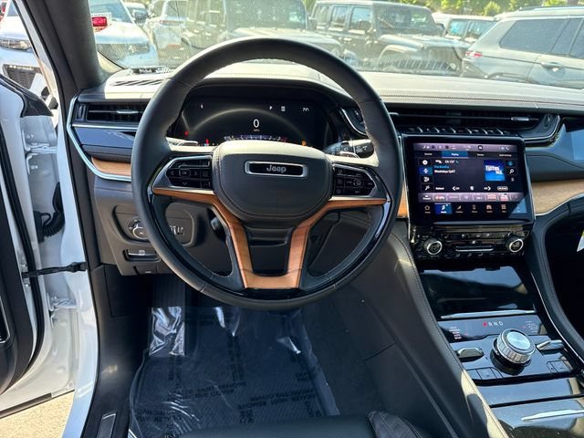 New 2025 Bright White Clear-Coat Exterior Paint Jeep Summit Reserve image 17