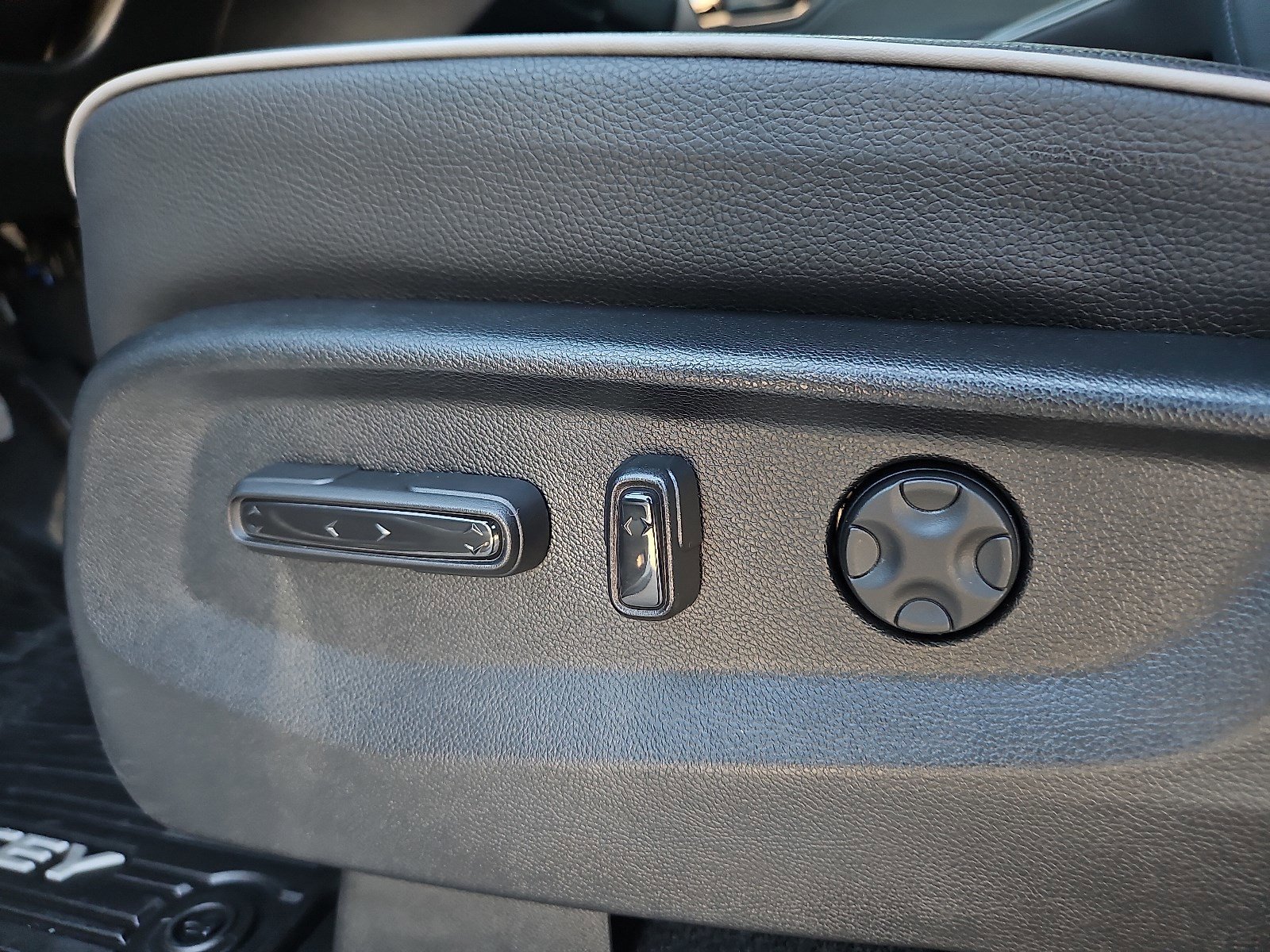 Used 2025 Platinum White Pearl Honda Touring image 18