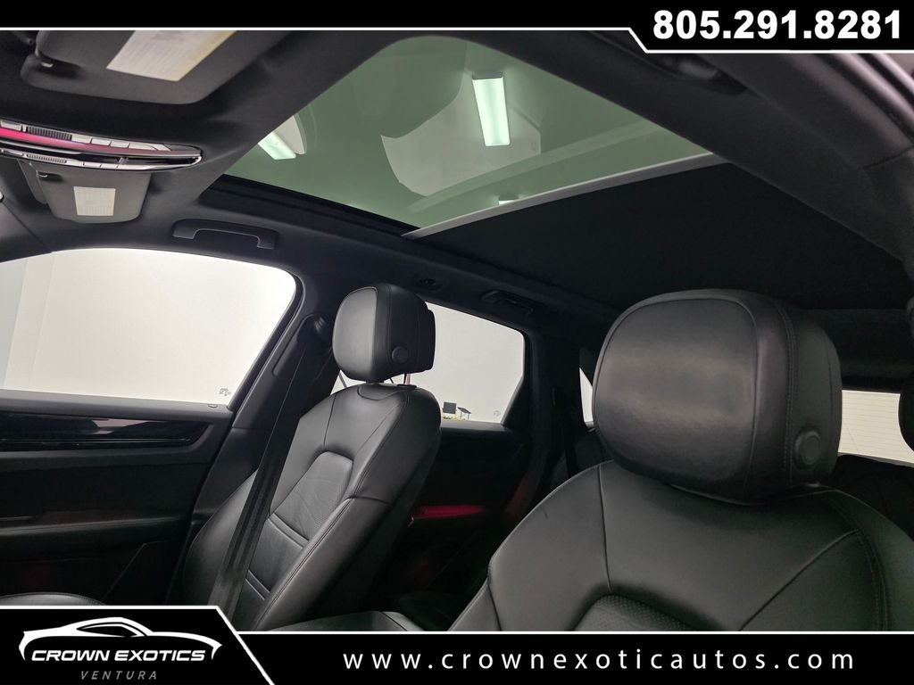 Used 2022  Porsche Base image 19