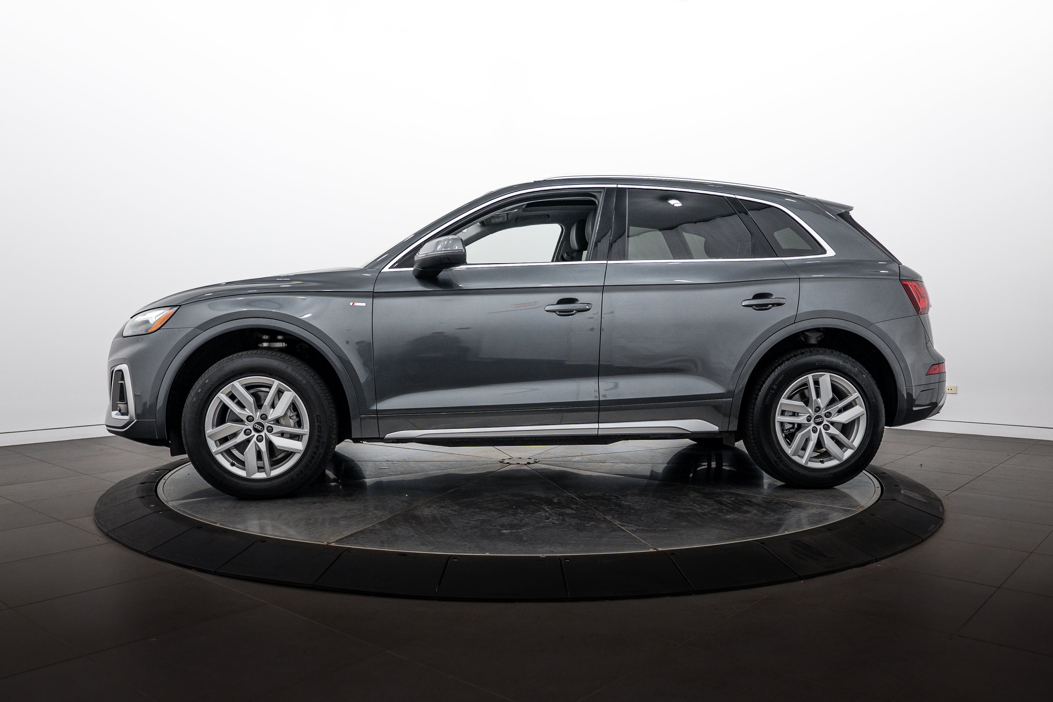 Certified Used 2023 Daytona Gray Pearl Effect Audi S line Premium image 7