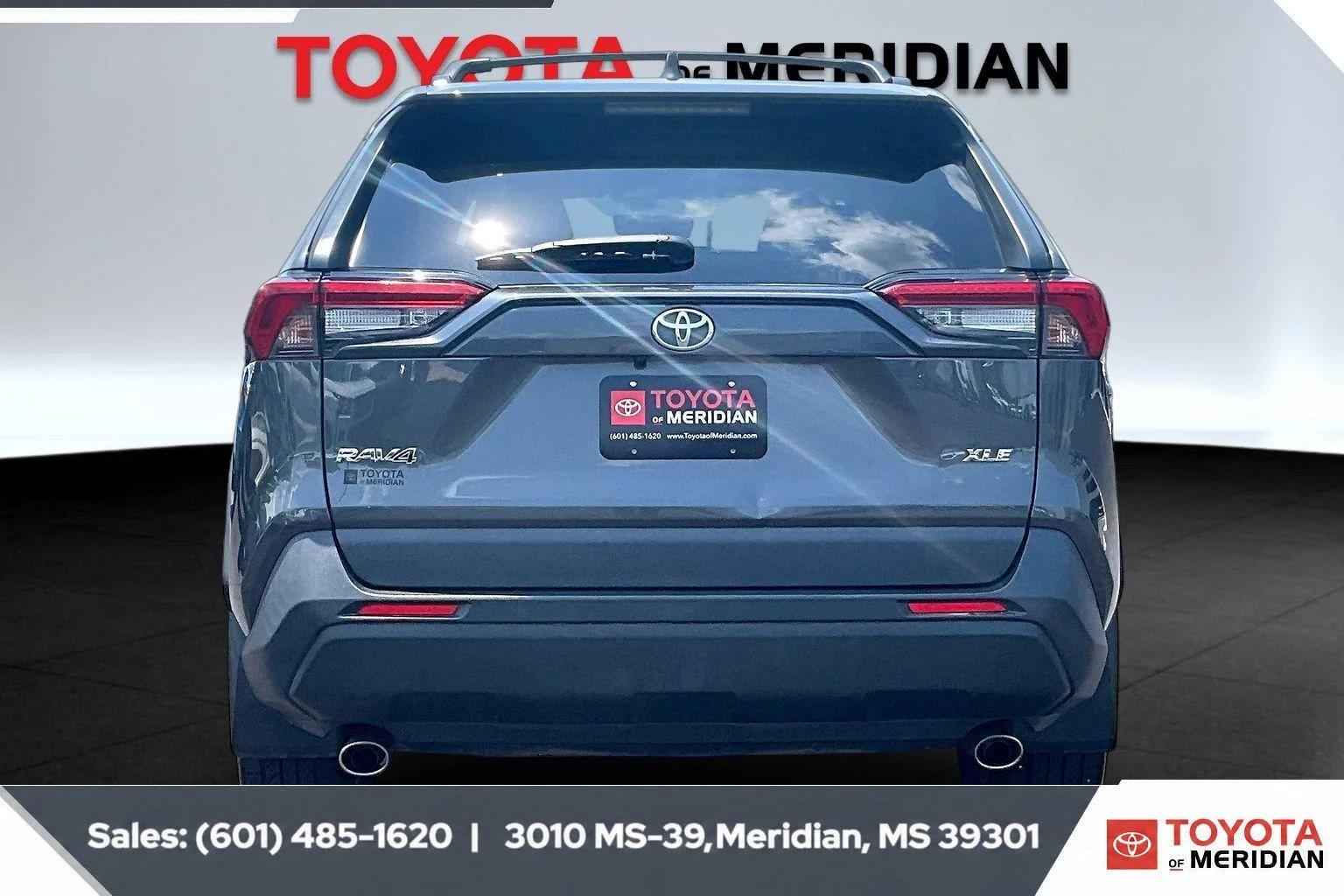 Used 2023 Magnetic Gray Metallic Toyota XLE Premium image 4