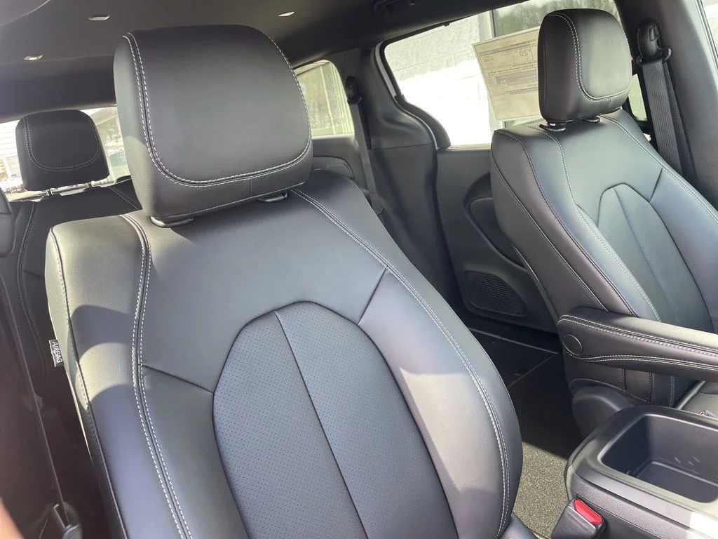 2026 Chrysler Pacifica Select - Photo 16