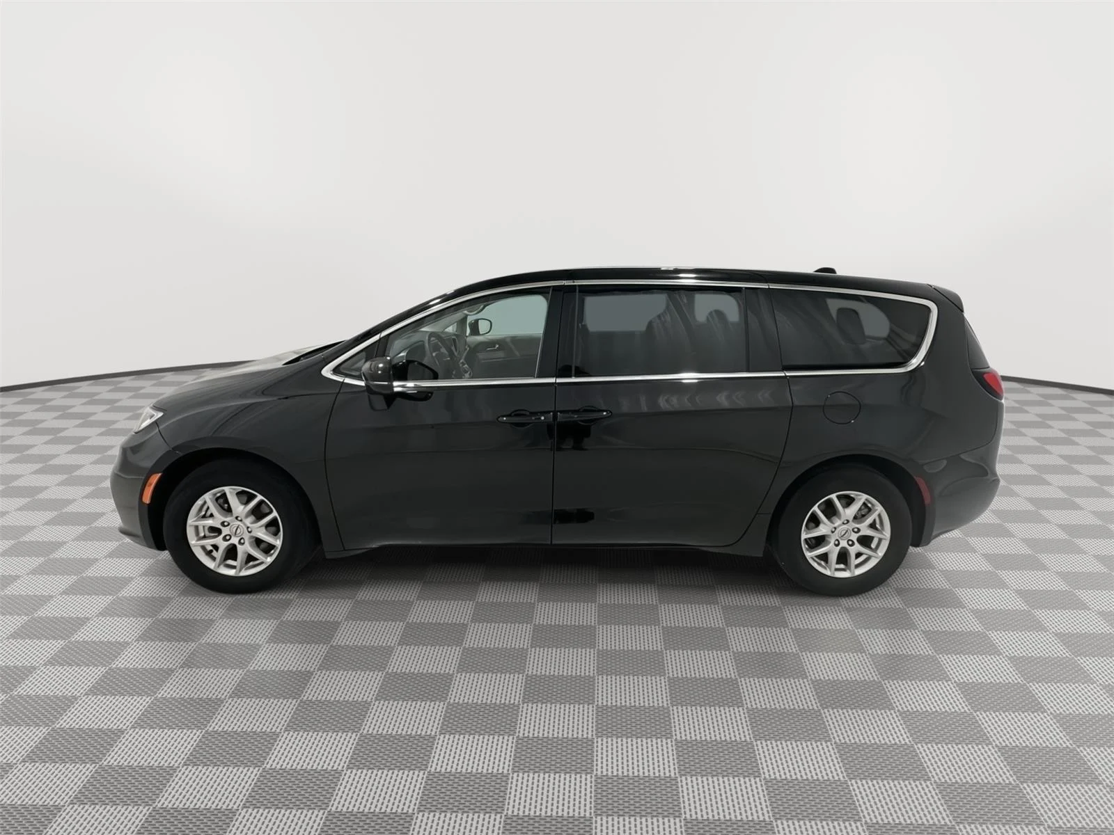 Used 2024 Chrysler Pacifica Touring L with VIN 2C4RC1BG8RR135342 for sale in Alexandria, Minnesota