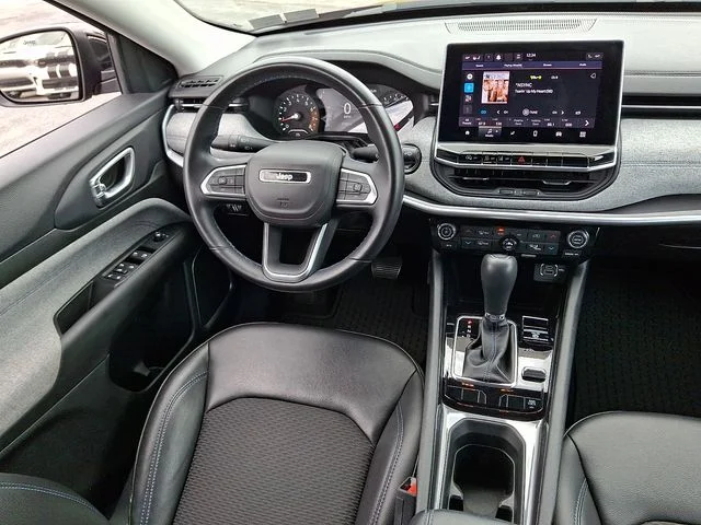Used 2022 Red Jeep Latitude image 14