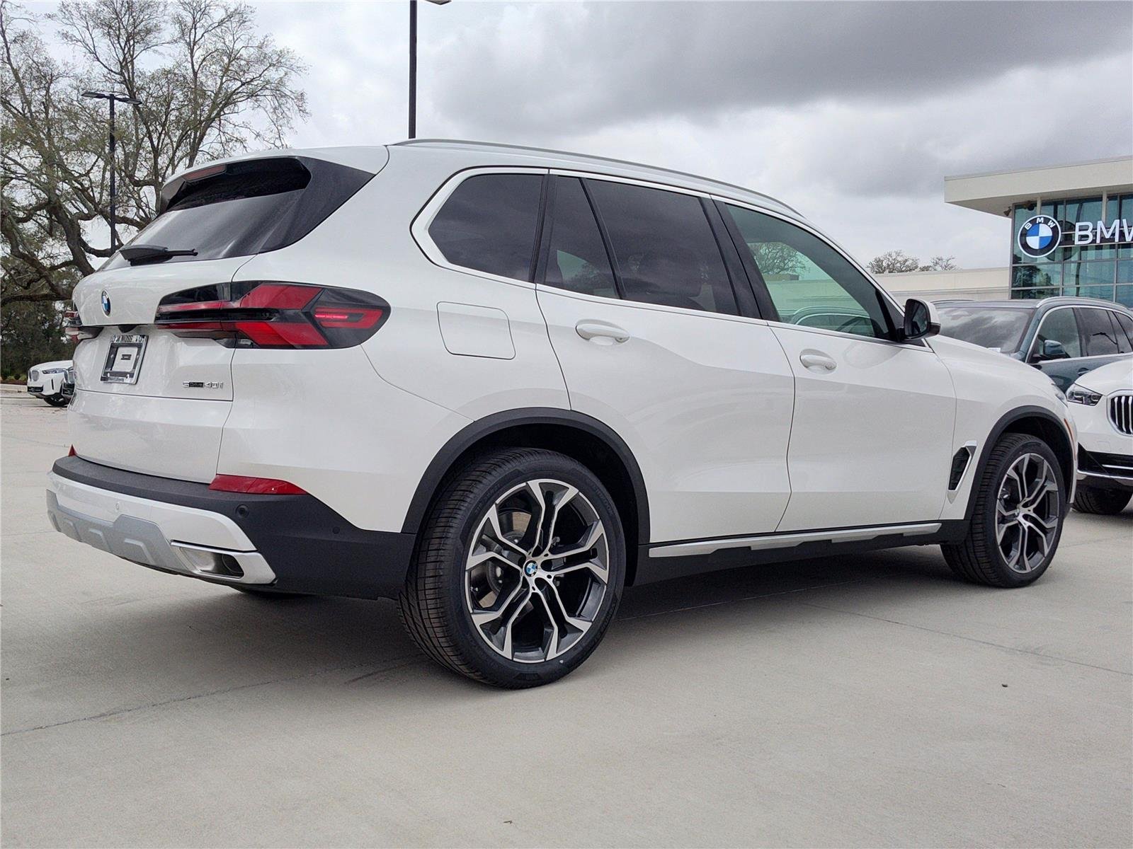 New 2026 Mineral White Metallic BMW sDrive40i image 5