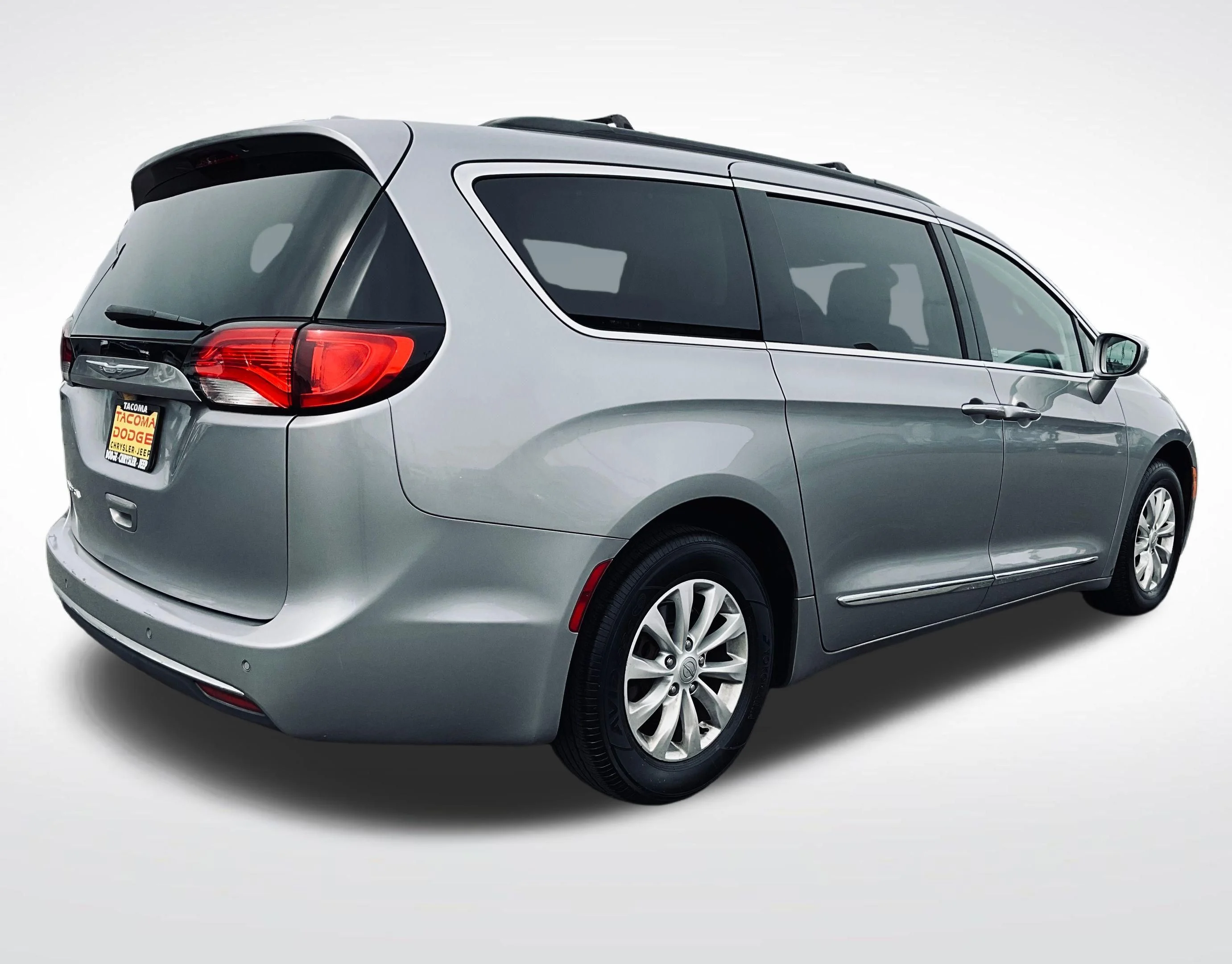 Used 2017 Silver Chrysler Touring L image 5