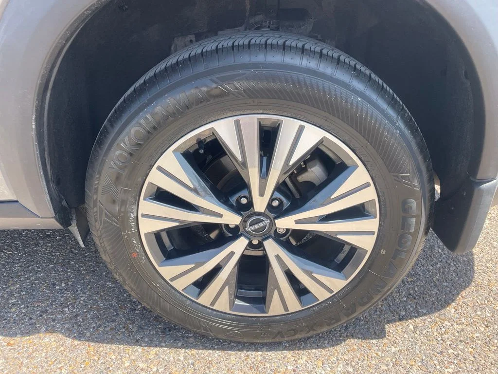 Used 2022 Gray Nissan SV image 17