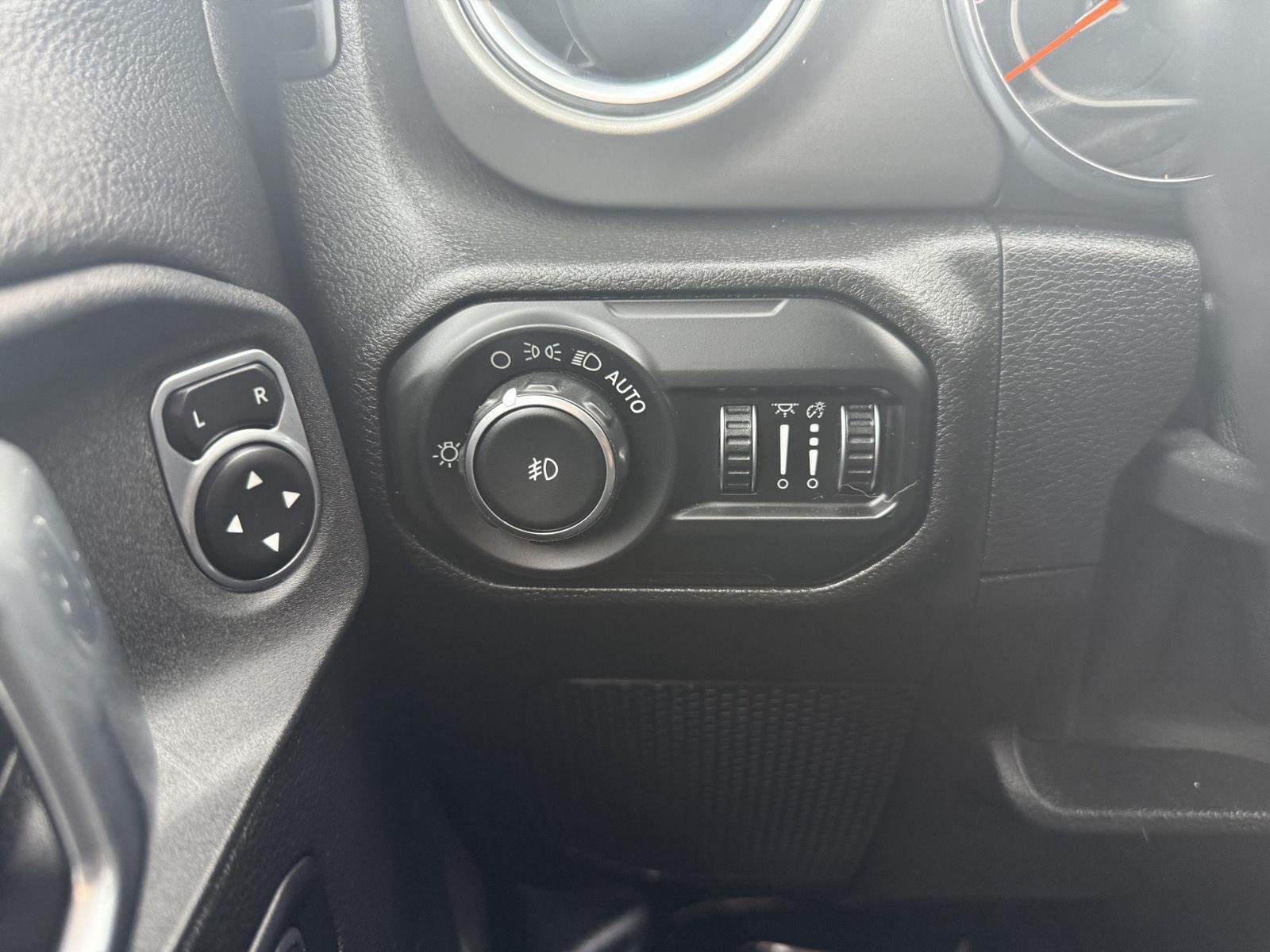 Used 2020 Granite Crystal Metallic Jeep Sahara image 17
