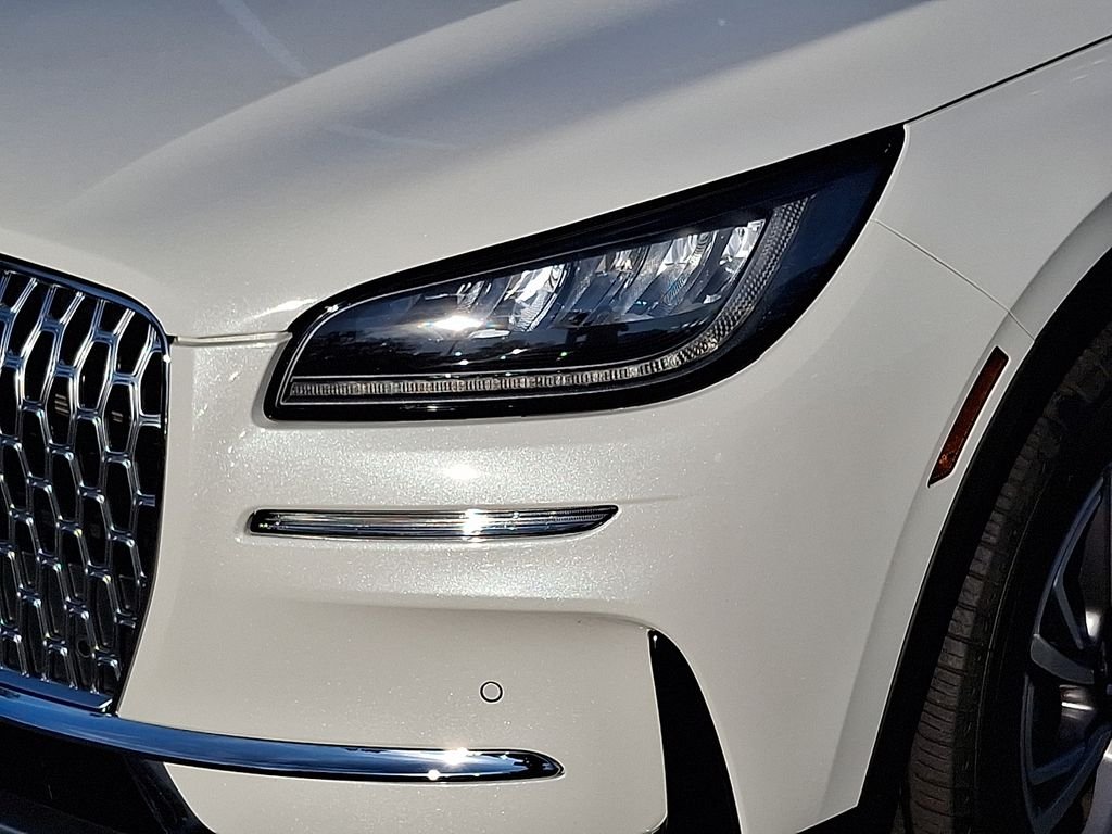 Used 2024 White Lincoln Premiere image 9