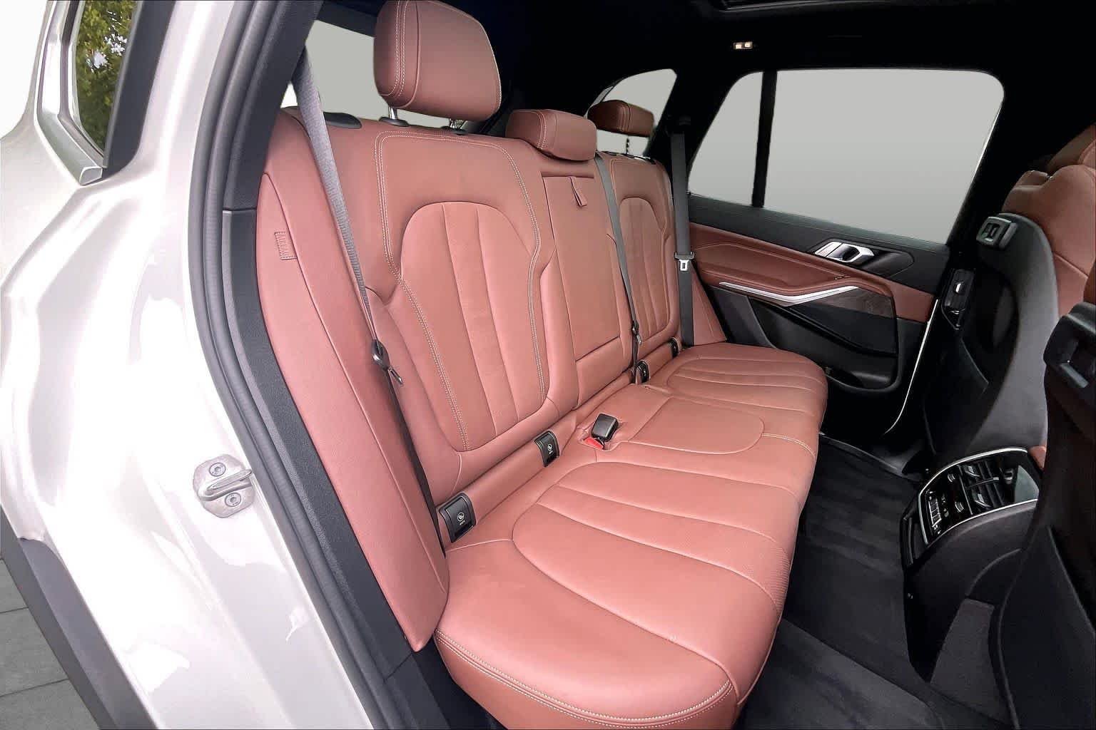 Used 2022 Mineral White Metallic BMW xDrive40i image 19